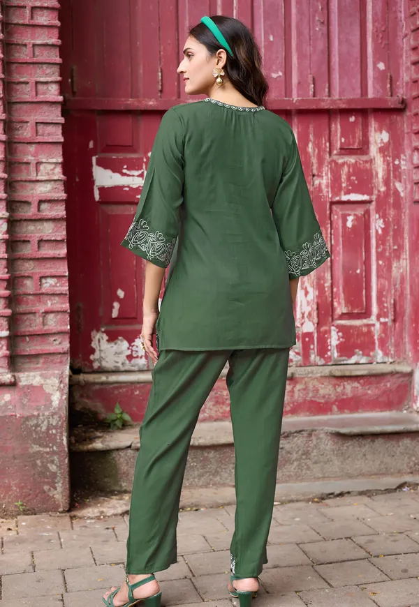 Green_Viscos_Rayon_Threadwork_Kurta_With_Trouser_Co-Ords_For_Women-CLASSIC