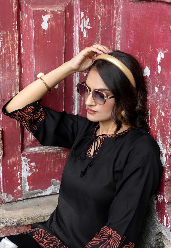 Black_Viscos_Rayon_Threadwork_Kurta_With_Trouser_Co-Ords_For_Women-CLASSIC