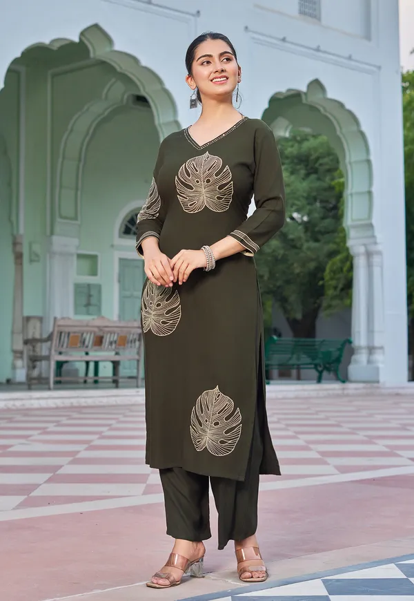 Floral_Embroidered_V-Neck_Thread_Work_Straight_Kurta_With_Trousers-RAMYAA