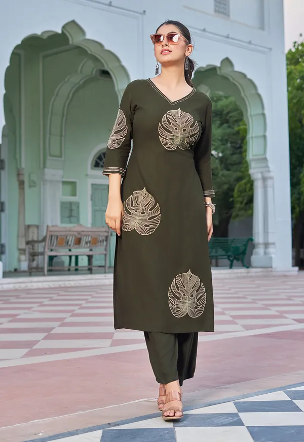 Floral_Embroidered_V-Neck_Thread_Work_Straight_Kurta_With_Trousers-RAMYAA