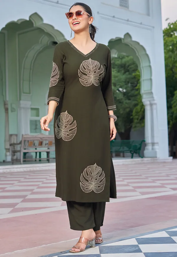 Floral_Embroidered_V-Neck_Thread_Work_Straight_Kurta_With_Trousers-RAMYAA
