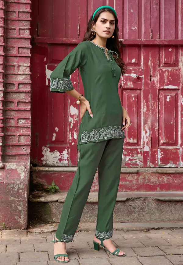 Green_Viscos_Rayon_Threadwork_Kurta_With_Trouser_Co-Ords_For_Women-CLASSIC