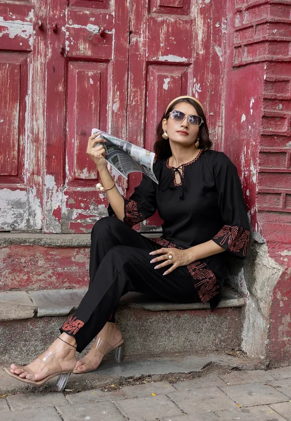 Black_Viscos_Rayon_Threadwork_Kurta_With_Trouser_Co-Ords_For_Women-CLASSIC
