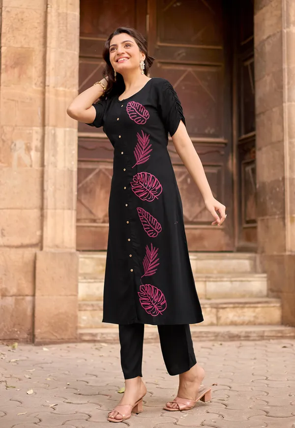 Women_Floral_Embroidered_Kurta_with_Pent-BAAWRI
