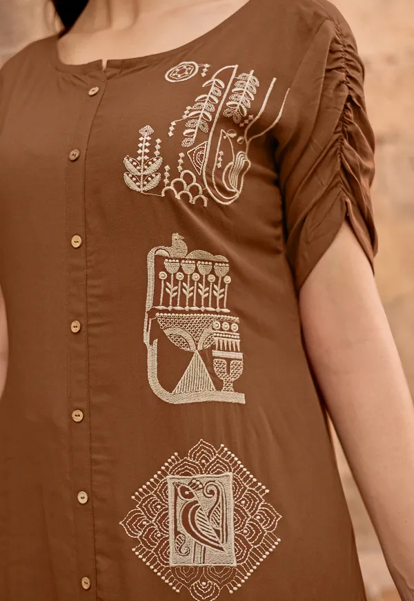 Women_Floral_Embroidered_Kurta_with_Pent-BAAWRI