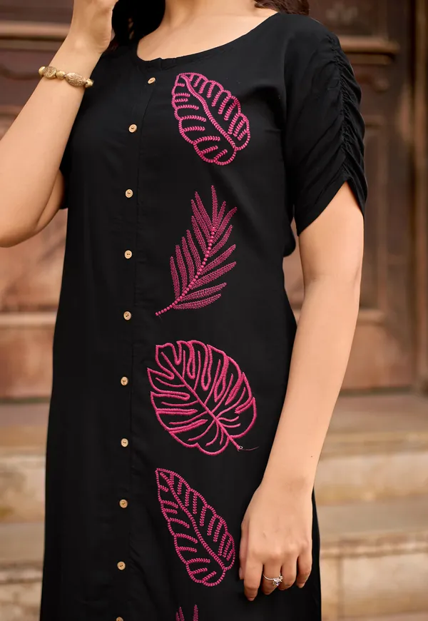 Women_Floral_Embroidered_Kurta_with_Pent-BAAWRI