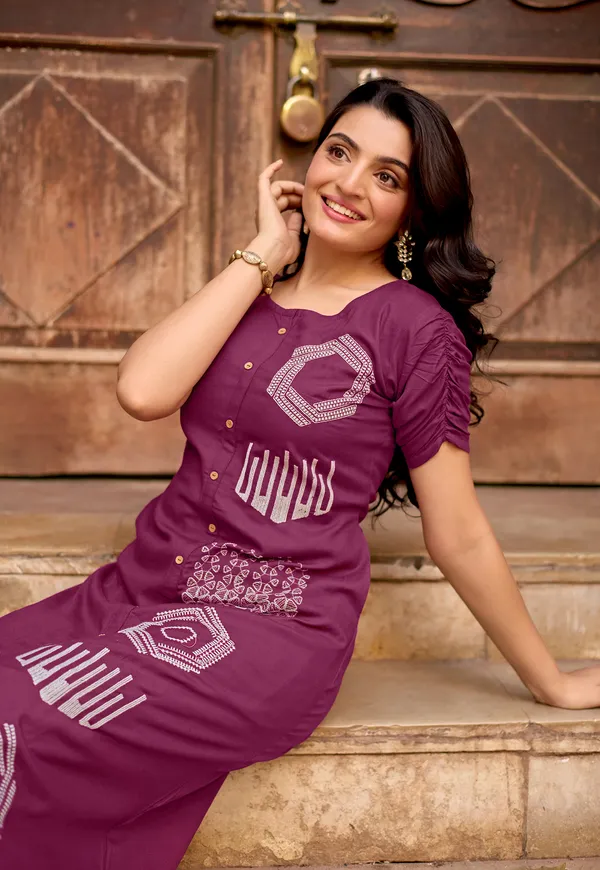 Women_Floral_Embroidered_Kurta_with_Pent-BAAWRI