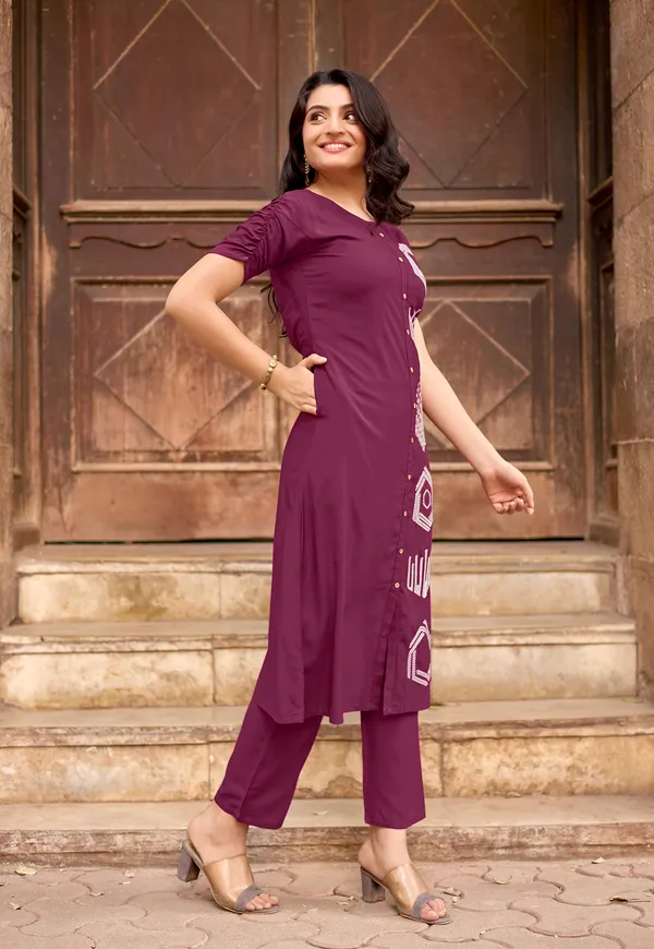 Women_Floral_Embroidered_Kurta_with_Pent-BAAWRI