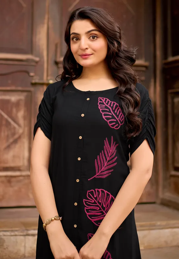 Women_Floral_Embroidered_Kurta_with_Pent-BAAWRI