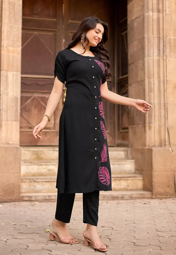 Women_Floral_Embroidered_Kurta_with_Pent-BAAWRI