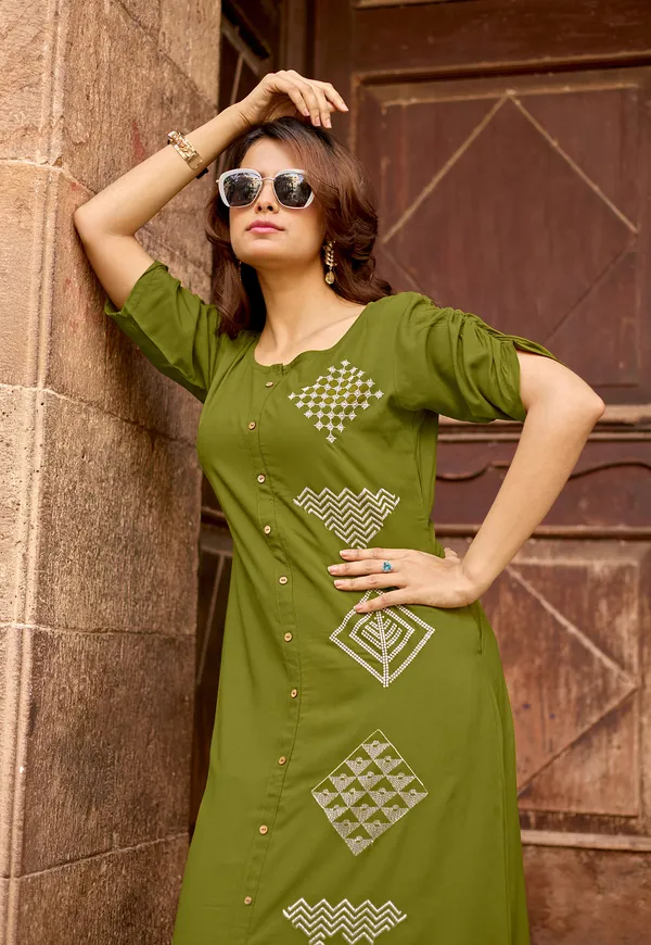 Women_Floral_Embroidered_Kurta_with_Pent-BAAWRI