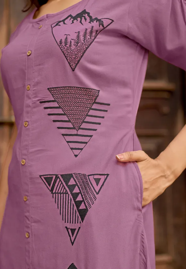 Women_Floral_Embroidered_Kurta_with_Pent-BAAWRI