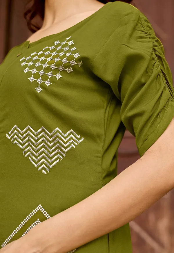 Women_Floral_Embroidered_Kurta_with_Pent-BAAWRI