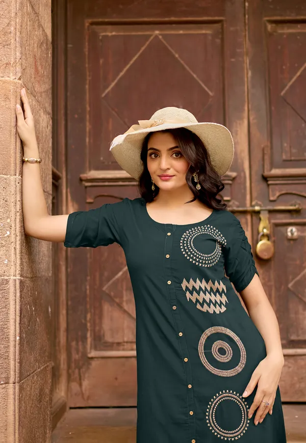 Women_Floral_Embroidered_Kurta_with_Pent-BAAWRI