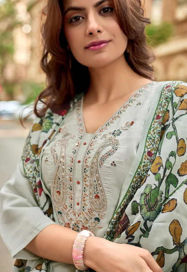 Women_Kurti_with_Trousers_&_With_Dupatta-IV-1030