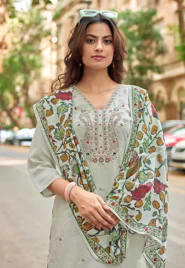 Women_Kurti_with_Trousers_&_With_Dupatta-IV-1030