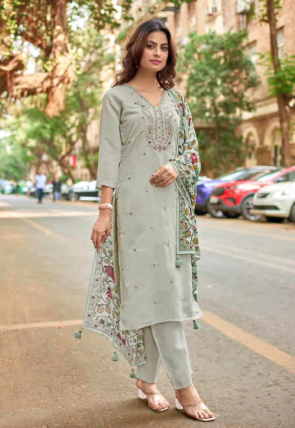 Women_Kurti_with_Trousers_&_With_Dupatta-IV-1030