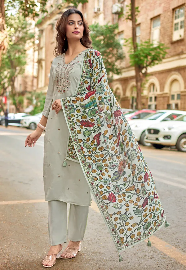 Women_Kurti_with_Trousers_&_With_Dupatta-IV-1030