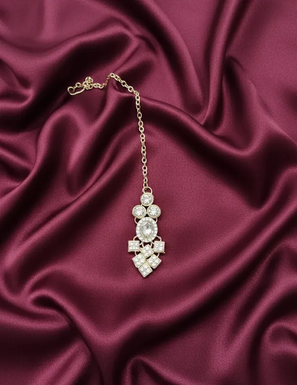 Gold_Minimal_Modern_Necklace_Set_(Necklace,_Earrings_and_maangtika_)_For_Women