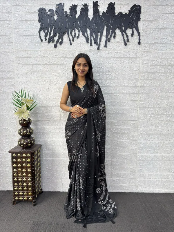 gajji_silk_bandhani_with_Mirror_Work_saree