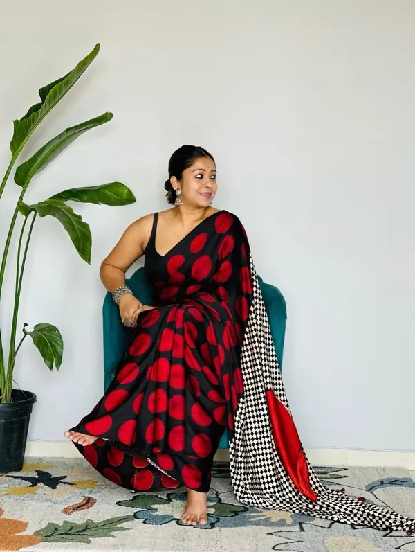 red_and_black_round_ajarkh