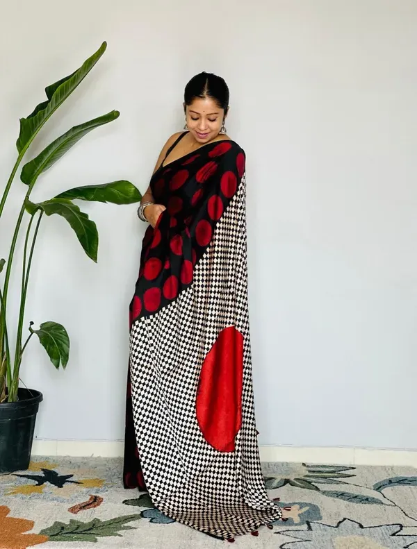 red_and_black_round_ajarkh