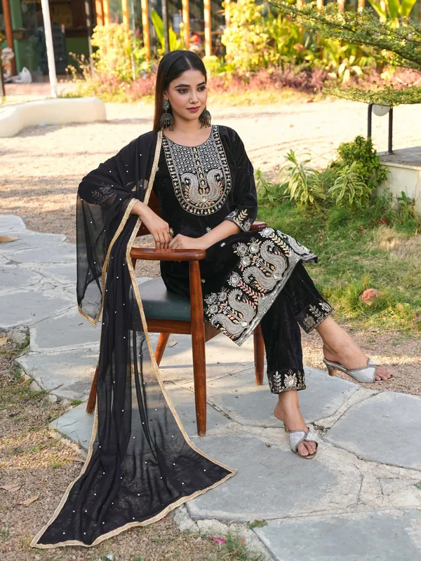 Black_Velvet_Embroidered_Pakistani_Suit_Set_With_Dupatta