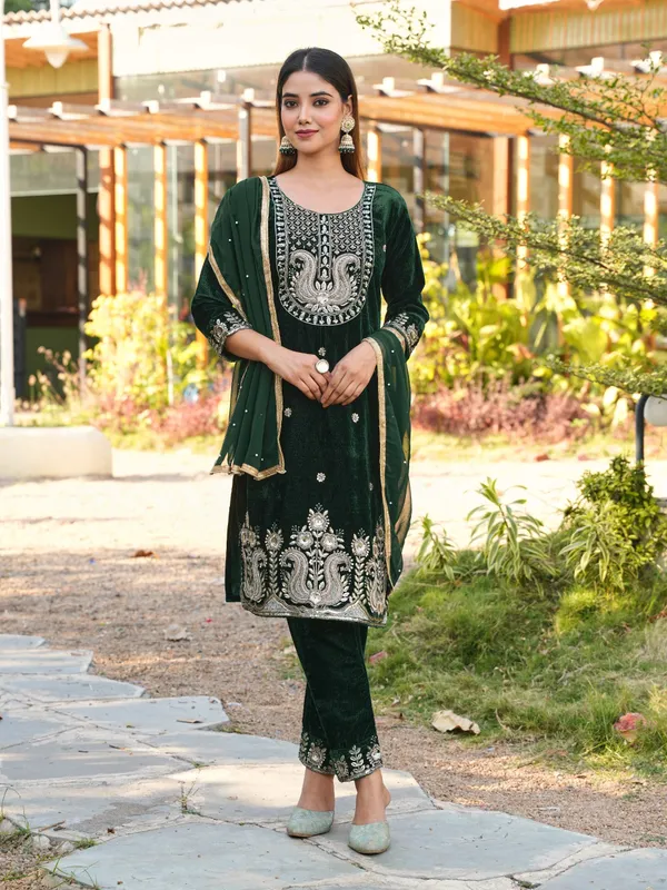 Black_Velvet_Embroidered_Pakistani_Suit_Set_With_Dupatta