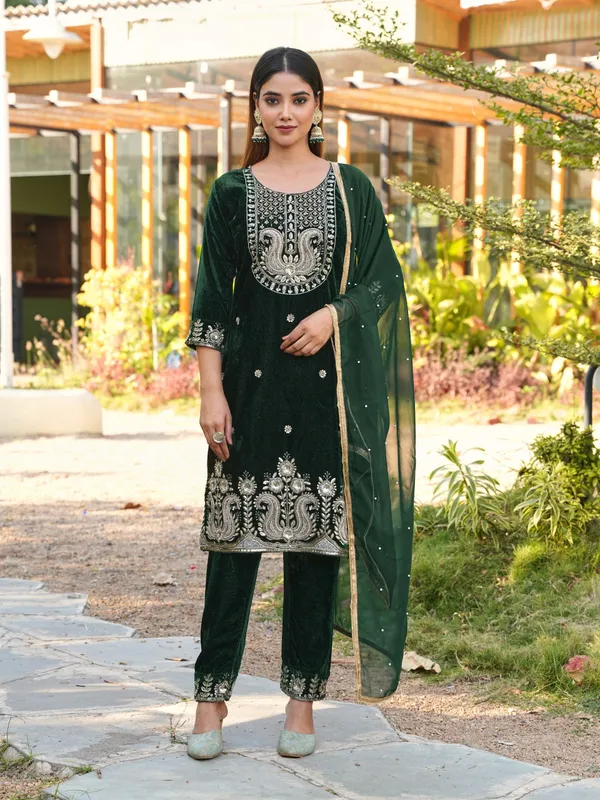 Black_Velvet_Embroidered_Pakistani_Suit_Set_With_Dupatta