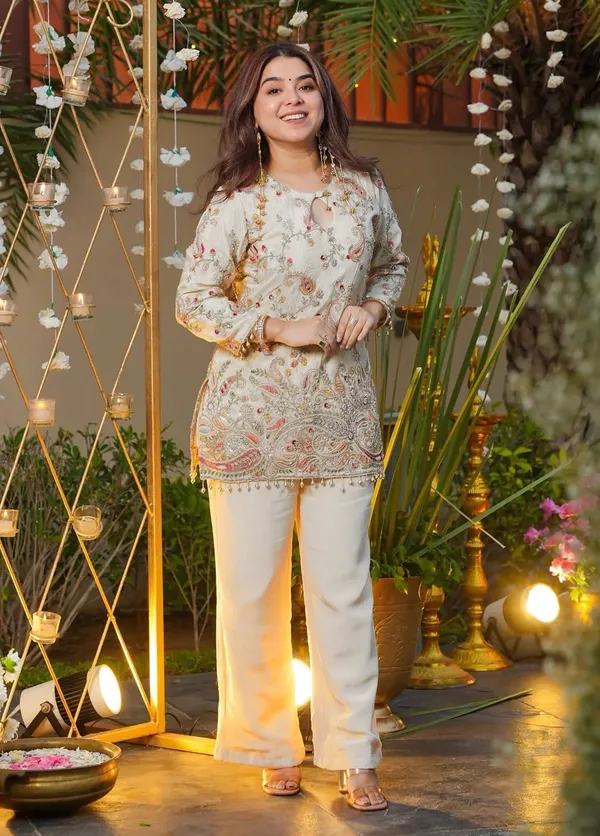 Elegant_Embroidered_Floral_Kurti_With_Straight_Pants_Set
