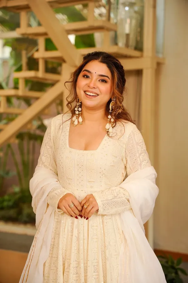 Elegant_Off_White_Embroidered_Anarkali_Suit_With_Dupatta