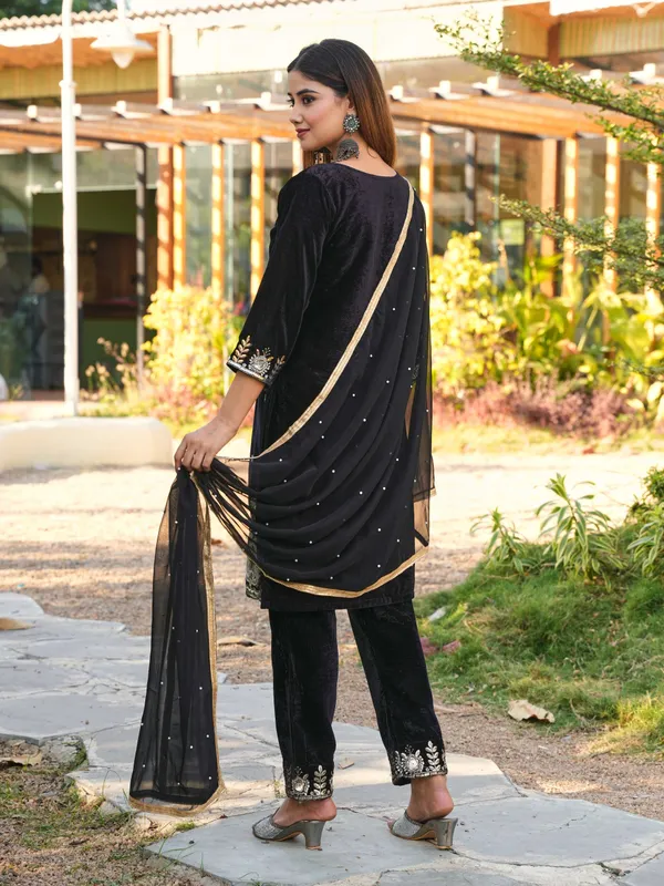 Black_Velvet_Embroidered_Pakistani_Suit_Set_With_Dupatta