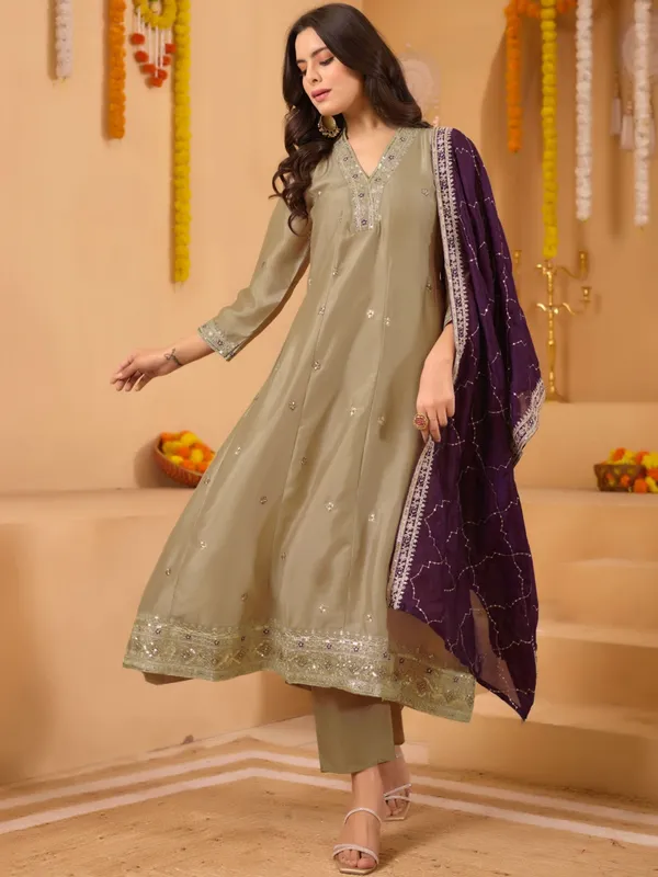 Elegant_Sage_Green_Embroidered_Kurta_Set_With_Purple_Dupatta