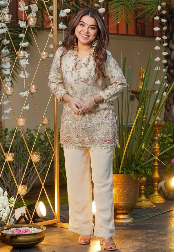 Elegant_Embroidered_Floral_Kurti_With_Straight_Pants_Set