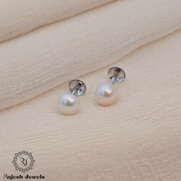Silver_Beautiful_Pearl_Stud_Earrings_For_Women