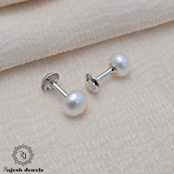 Silver_Beautiful_Pearl_Stud_Earrings_For_Women