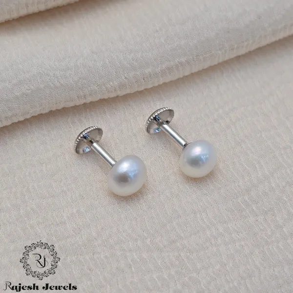 Silver_Beautiful_Pearl_Stud_Earrings_For_Women