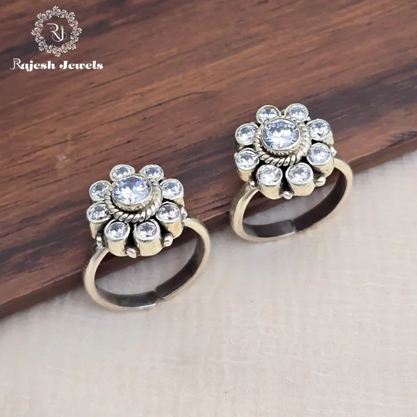 Silver_Flamboyant_Cutstone_Dailywear_Toerings_For_Women