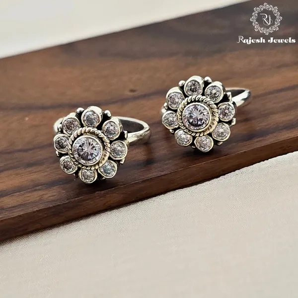 Silver_Flamboyant_Cutstone_Dailywear_Toerings_For_Women
