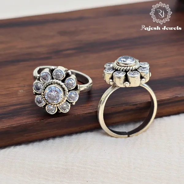 Silver_Flamboyant_Cutstone_Dailywear_Toerings_For_Women