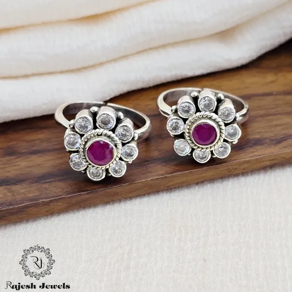 Silver_Sparkling_Radiant_Cutstone_Toerings_For_Women