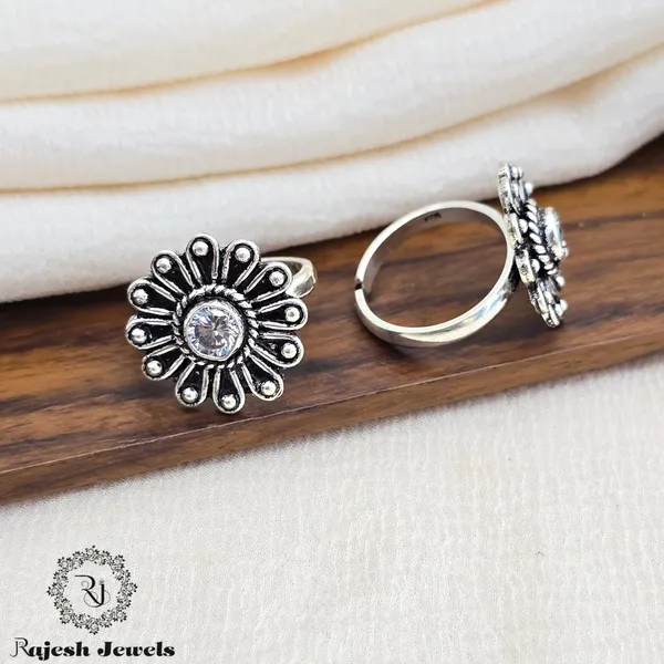 Silver_Shimmering_Cutstone_Oxidised_Toerings_For_Women