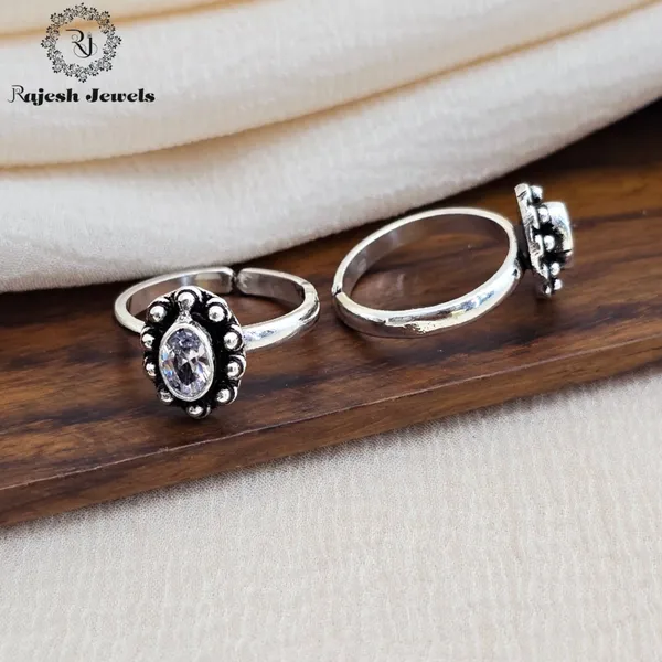 Silver_Alluring_Oval_Oxidised_Toerings_For_Women