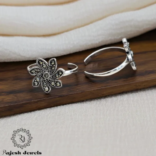 Silver_Charismatic_Floral_Oxidised_Toerings_For_Women