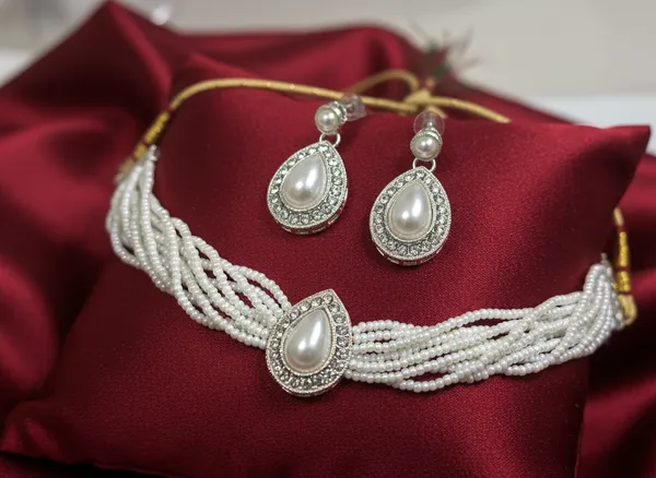 Premium_Pearl_Choker_Necklace_Set_with_Teardrop_Pendant_&_Matching_Earrings