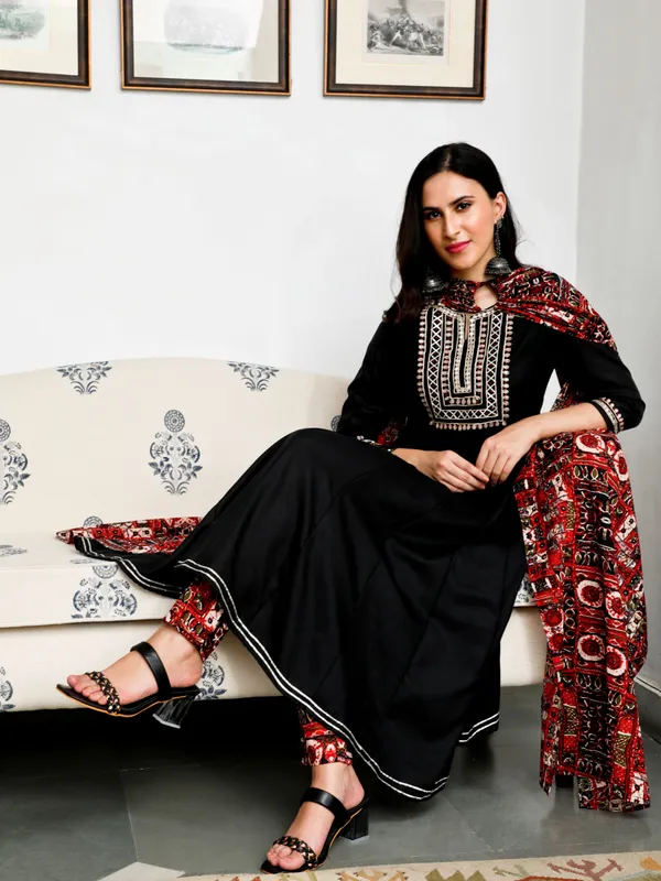 Black_Cotton_Embroidered_Anarkali_Pant_With_Dupatta_For_Women