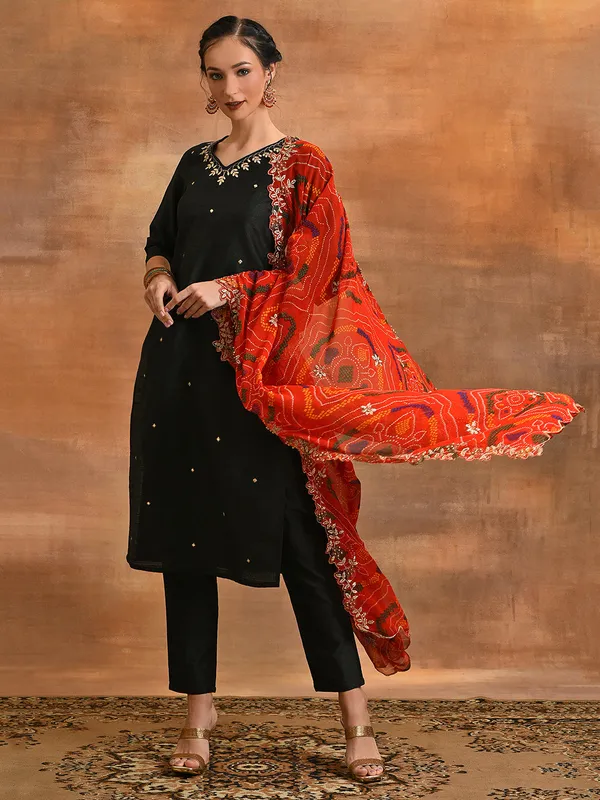 Black_Silk_Embriorded_Kurta_Pant_With_Dupatta_For_Women