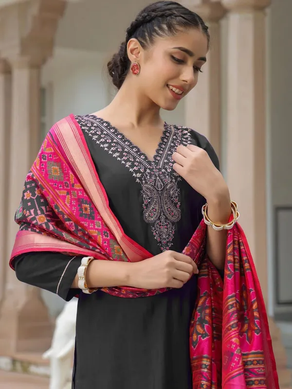 Black_Cotton_Blend_Premium_&_Elegant_Straight_Kurta_Pant_With_Dupatta_Set_For_Women