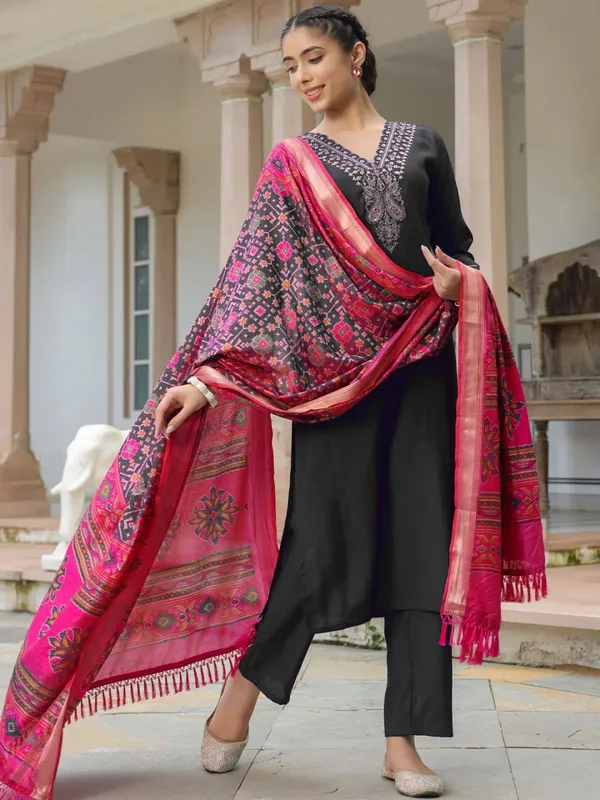 Black_Cotton_Blend_Premium_&_Elegant_Straight_Kurta_Pant_With_Dupatta_Set_For_Women
