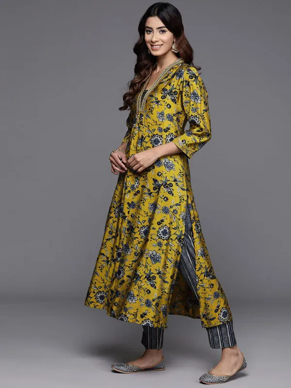 Yellow_Cotton_Blend_Premium_&_Elegant_Straight_Kurta_Pant_With_Dupatta_Set_For_Women